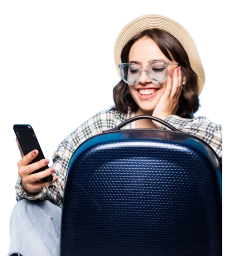 Mulher a fazer uma reserva no telemóvel