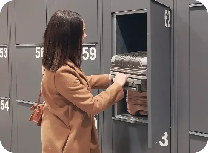 Femme rangeant ses valises dans un casier