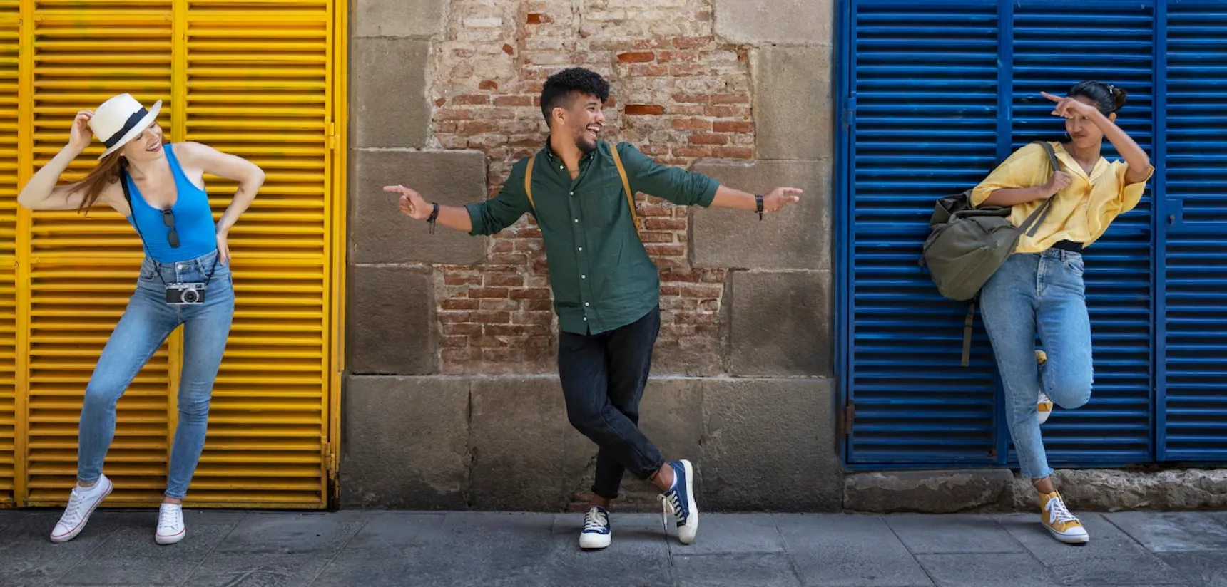 Jóvenes disfrutando de la ciudad